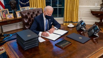 ΗΠΑ: Ξεκίνησε το ξήλωμα της περιόδου Τραμπ