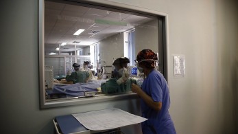 Κορωνοϊός: 585 νέα κρούσματα, 28 θάνατοι και 288 διασωληνωμένοι