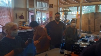 Στην ταβέρνα «Κρητικός» η Δάφνη Μητσοτάκη – Βοήθησε στη διανομή των συσσιτίων