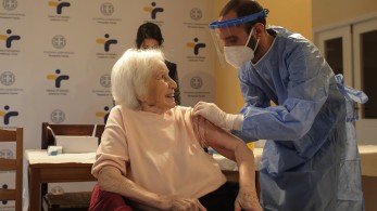 Κορωνοϊός: Ανοίγει αύριο η πλατφόρμα εμβολιασμού για τους άνω των 85 ετών