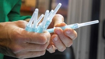 Κορωνοϊός: Εμβόλιο σε μορφή “έξυπνου” τσιρότου αναπτύσσουν οι Βρετανοί