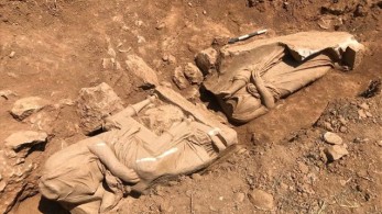 Παιανία: Επιτύμβιο μνημείο με δυο γυναικείες μορφές