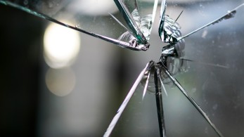 ΕΔΕ: Καταδικάζει την επίθεση αντιεξουσιαστών σε κατοικία εφέτη