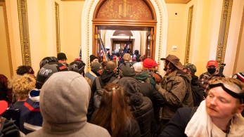 ΗΠΑ: Γιατί το Smithsonian συγκεντρώνει σημαίες από την εισβολή στο Καπιτώλιο