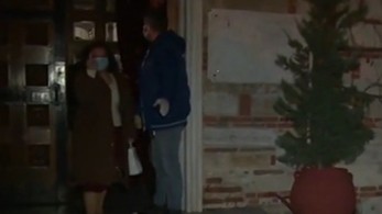 Θεσσαλονίκη: Πιστή έκανε απρεπή χειρονομία στις κάμερες βγαίνοντας από το ναό (vid)