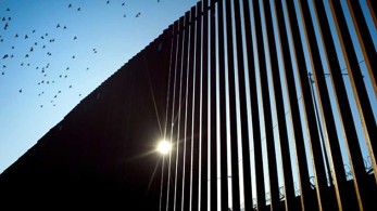 Το Μεξικό χαιρετίζει το τέλος της κατασκευής του τείχους στα σύνορα με τις ΗΠΑ