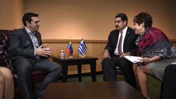 ΝΔ: Όλα στο φως – ΣΥΡΙΖΑ: Συγκάλυψη κι… άγιος ο Μαδούρο