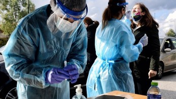 Κορωνοϊός: “Βράζει” η Αττική από κρούσματα