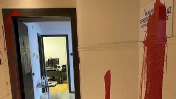 Λάρισα: Επίθεση στο πολιτικό γραφείο του Χρ. Κέλλα (pic)