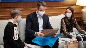 Συνάντηση Μητσοτάκη με παιδιά που νίκησαν τον καρκίνο