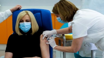 Κορωνοϊός: Έλαβε και τη δεύτερη δόση του εμβολίου η Φώφη Γεννηματά