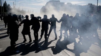 Κορωνο-συλλαλητήριο με ολίγη από μολότοφ