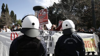 Ένταση και χημικά σε συγκέντρωση αρνητών της πανδημίας στο Σύνταγμα