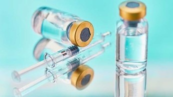 Αρνείται το Λονδίνο να δημοσιεύσει στοιχεία για τις προμήθειες εμβολίων