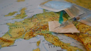 Economist για πιστοποιητικά εμβολιασμού: Οι ενδιασμοί στο τέλος μάλλον θα καμφθούν