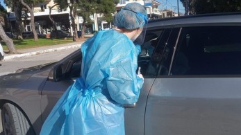 Drive Through rapid tests: Οι περιοχές που χτύπησαν κόκκινο