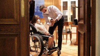Μία διαφορετική συνάντηση του πρωθυπουργού με την Ελευθερία και τον Μάριο