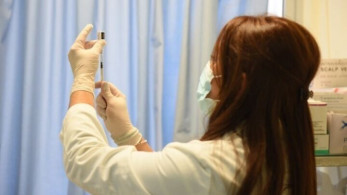 Γαλλία: Άρχισαν οι εμβολιασμοί με το εμβόλιο της AstraZeneca