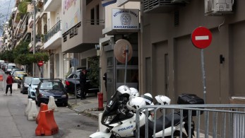 Καρέ – καρέ η επίθεση με μολότοφ στο ΑΤ Καισαριανής (vid)