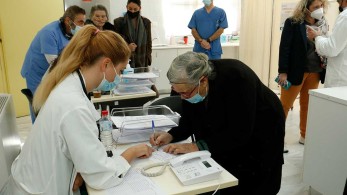 Handelsblatt: Η Ελλάδα χώρα πρότυπο στους εμβολιασμούς