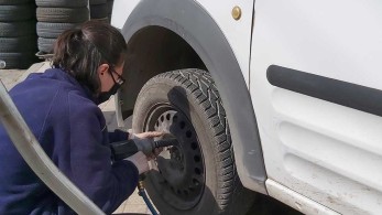 Ιδιοκτήτρια συνεργείου ελαστικών: Δυσκολίες σε ένα “ανδροκρατούμενο” επάγγελμα