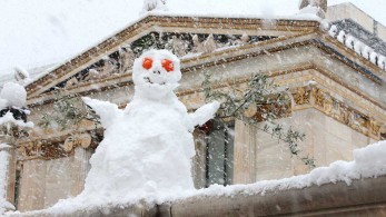Αξιοθέατα κι αγάλματα της πρωτεύουσας σκεπάστηκαν με χιόνι (pic)