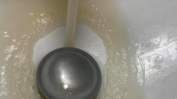 Θολό το νερό στη Λάρισα μετά το σεισμό