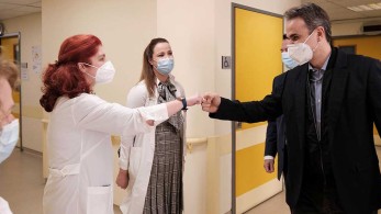 Μητσοτάκης: Η σκέψη μας είναι με τις “αόρατες” ηρωίδες της πανδημίας