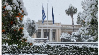 Η φωτογραφία του πρωθυπουργού από τη χιονισμένη Αθήνα