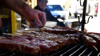 Οι δήμοι της Αττικής το… τσικνίζουν διαδικτυακά