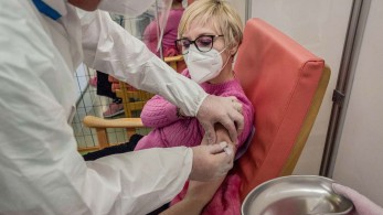 Δημοσκόπηση: Ψήφος εμπιστοσύνης στο εμβόλιο