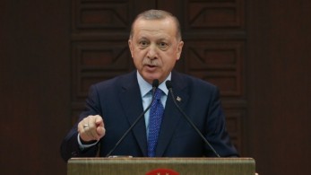 DW – Ερντογάν: Μια στο καρφί και μια στο πέταλο;