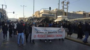 Πανηγυρίζει η νεολαία ΣΥΡΙΖΑ για το συνωστισμό των συγκεντρώσεων