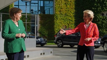 Η Γερμανία αποφασίζει και η Κομισιόν συμπαρίσταται