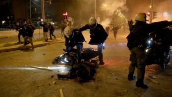 Βίντεο σοκ από Ν. Σμύρνη: Με καδρόνια χτυπούσαν τον αστυνομικό