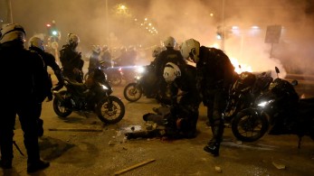 Ν. Σμύρνη: Τα πρώτα λόγια του τραυματία αστυνομικού: “Μη φοβάστε, θα αντέξω”