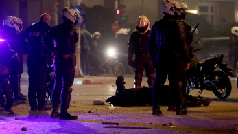 “Να σε κάψω Γιάννη, να σ’ αλείψω μέλι”: Ο ΣΥΡΙΖΑ καταδικάζει την επίθεση στον αστυνομικό