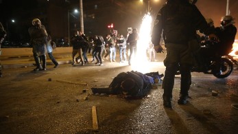 Τραμπούκοι και “απλοί πολίτες” έκαψαν τη Νέα Σμύρνη- Σοβαρά τραυματίας αστυνομικός