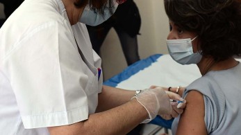 Έρευνα ΕΚΠΑ: Γιατί οι γυναίκες είναι οι μεγάλες “κερδισμένες” στα εμβόλια