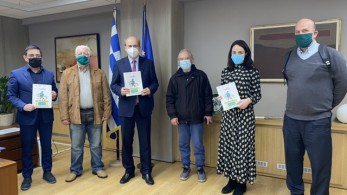 Συνάντηση Χατζηδάκη με πωλητές του περιοδικού δρόμου «Σχεδία»- Τι εξήγγειλε