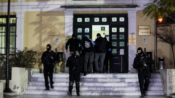 Σαράκης: Από τους κουκουλοφόρους της Novartis στον “Ινδιάνο” της Ν. Σμύρνης