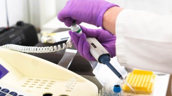 Συμφωνία AstraZeneca-ΗΠΑ για τη χορήγηση 700.000 δόσεων πειραματικής θεραπείας της Covid