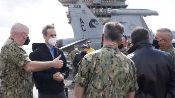 Στο αεροπλανοφόρο Αϊζενχάουερ ο πρωθυπουργός
