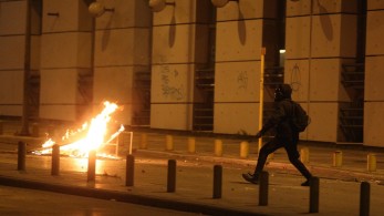 Πάτρα: Άγνωστοι επιτέθηκαν με βόμβες μολότοφ κατά περιπολικού της Άμεσης Δράσης