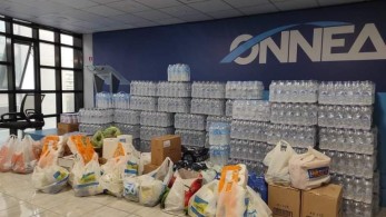 Οι νέοι της ΝΔ μαζεύουν είδη πρώτης ανάγκης για την Ελασσόνα, οι νέοι του ΣΥΡΙΖΑ κάνουν πορείες