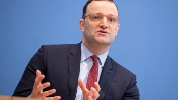 Spiegel: Εταιρία όπου στέλεχος είναι η σύζυγος του υπουργού Υγείας αγόρασε προστατευτικές μάσκες η γερμανική κυβέρνηση