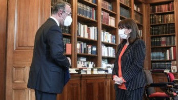Σταϊκούρας σε Σακελλαροπούλου: “Η ελληνική οικονομία αντέχει”