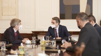 Στο Μαξίμου ο πρόεδρος της ΔΟΕ: Εύσημα Μπαχ στον πρωθυπουργό