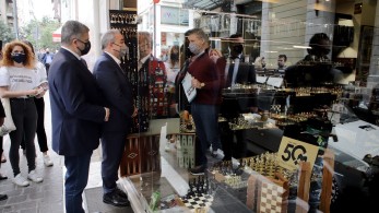 Παπαθανάσης-Πατούλης: Διένειμαν υγειονομικό υλικό σε εμπορικά καταστήματα