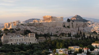 Μαρμάρινη επιγραφή με τα ονόματα Γλέζου και Σάντα στην Ακρόπολη